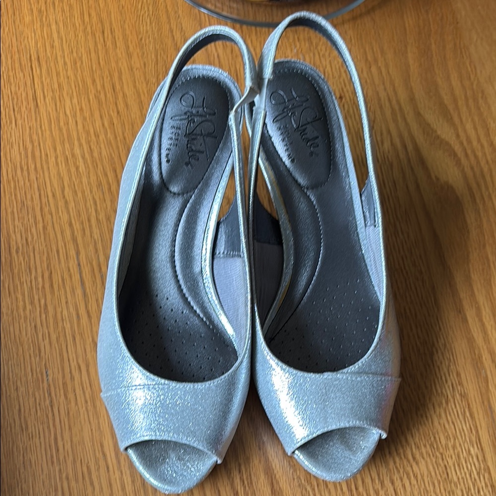 Sz 7.5 Life Stride Silver Peep-Toe Slingback Heels